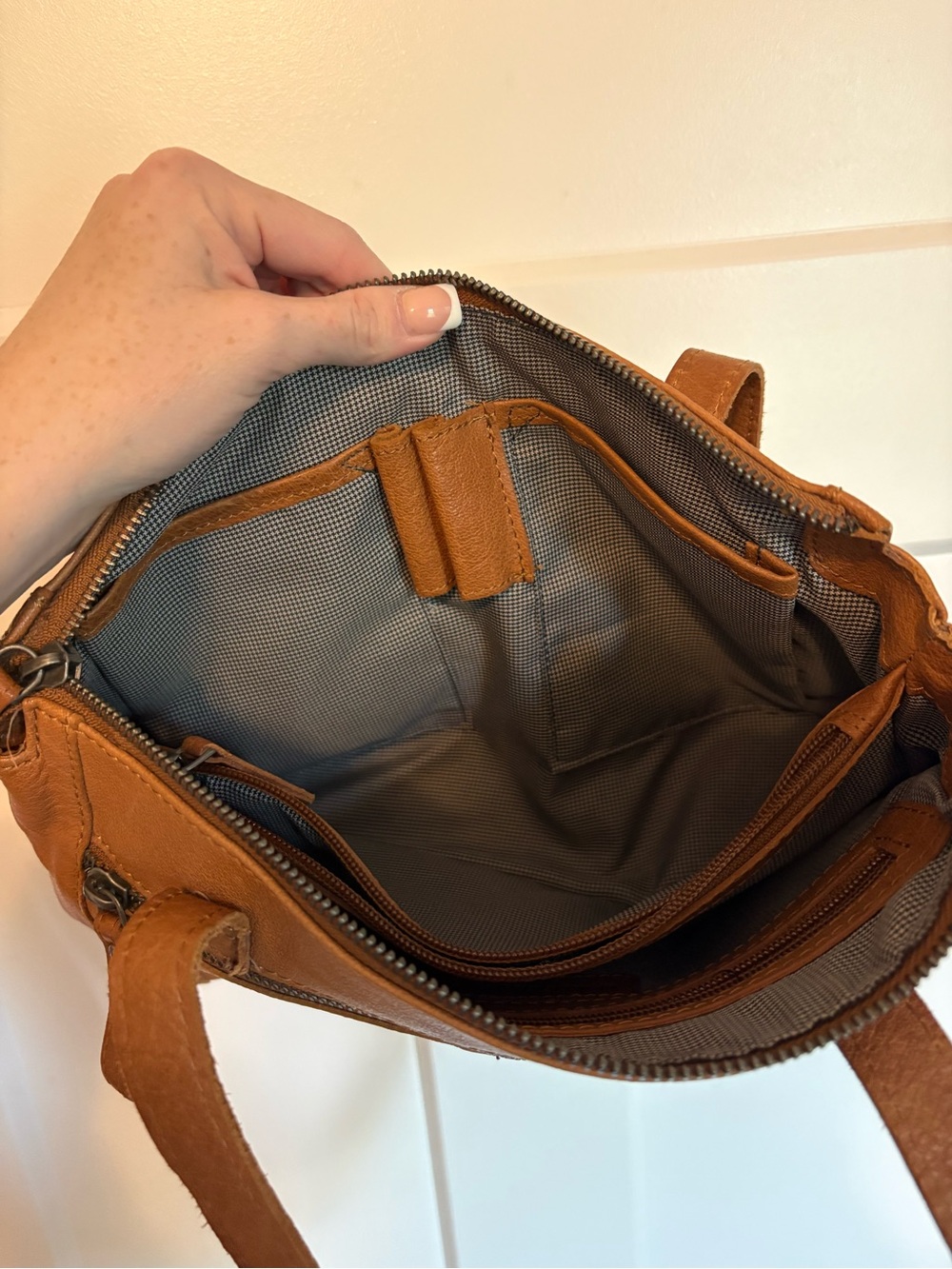 Women's Shoulder Bag in Brown Leather - Classic Everyday Carry - Picture 8 of 10